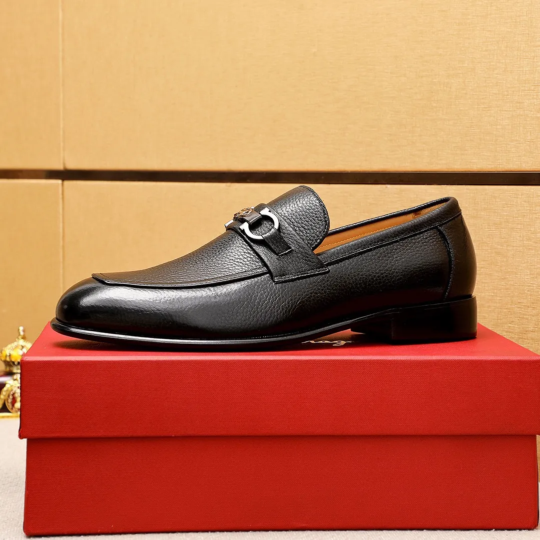 Men's shoes 💰462 💐 Product trademark: Ferragamo "Ferragamo" casual leather shoes Regular size: 38-44 (45.46.47🉑️Customized) Product materials: Selected imported pebbled cowhide upper + classic hardware buckle, imported water-dyed cow leather lining. Strong three-dimensional visual effect, original outsole color: 2 colors available